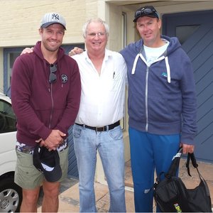 Vlnr is Kaptein AB de Villiers, wat Sondag nog ‘n honderdtal gemoker het, Francois de Jongh en Claude Henderson, die Proteas se boulafrigter. Francois was in 1989 Claude se afrigter tydens die SA Plattelandse Skole Krieketspan se toer na Engeland.